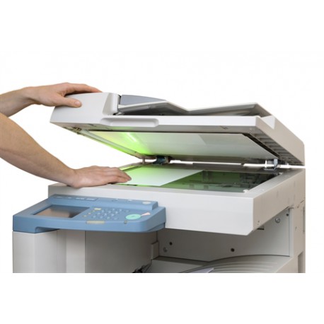 Đặt giấy vào máy photocopy