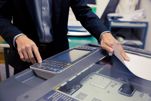 Đưa tài liệu vào máy photocopy